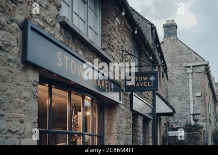 Stow-on-the-Wold, Royaume-Uni - 6 juillet 2020 : panneau devant l'agence de voyage Stow-on-the-Wold, une ville marchande de Cotswolds, Royaume-Uni, construit sur Roman Fosse Way. Banque D'Images