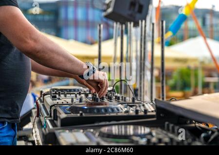 DJ mélange la musique lors d'une fête en plein air Banque D'Images