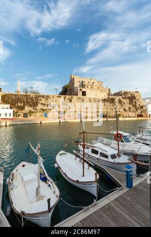 Bateaux amarrés à Puerto de Ciutadella avec Palacio Salort en arrière-plan, Minorque Banque D'Images