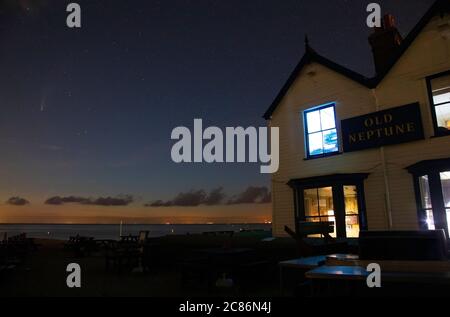 Comet NEOWISE Over The Old Neptune pub, Whitstable, Kent, Royaume-Uni, le 20 juillet 2020. Banque D'Images