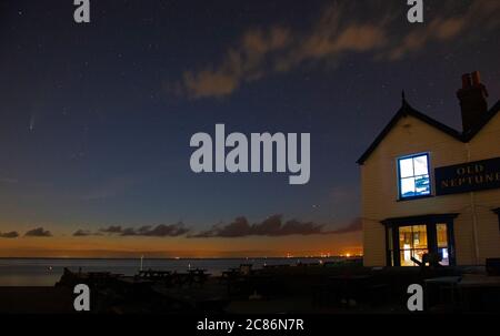 Comet NEOWISE Over The Old Neptune pub, Whitstable, Kent, Royaume-Uni, le 20 juillet 2020. Banque D'Images