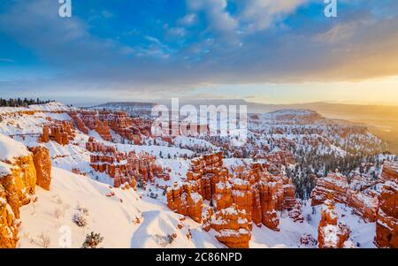 Lever de soleil après une tempête de neige au parc national de Bryce Canyon, Utah, États-Unis.
