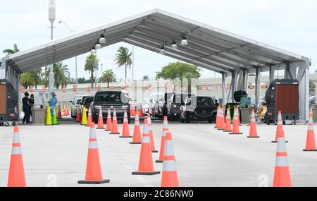 Miami Gardens, États-Unis. 21 juillet 2020. Les résidents de Miami Gardens s'assoient dans leur voiture sur une double ligne en attendant d'obtenir les essais COVID-19 au Hard Rock Stadium de Miami Gardens, Floride, le mardi 21 juillet 2020. Il s'agit d'une nouvelle configuration de test de pandémie de coronavirus pour être en mesure de manipuler deux voitures à la fois, accélérant le temps que les résidents doivent attendre pour être testés. Photo de Gary I Rothstein/UPI crédit: UPI/Alay Live News Banque D'Images