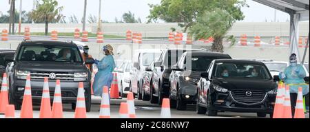 Miami Gardens, États-Unis. 21 juillet 2020. Les résidents de Miami Gardens s'assoient dans leur voiture sur une double ligne en attendant d'obtenir les essais COVID-19 au Hard Rock Stadium de Miami Gardens, Floride, le mardi 21 juillet 2020. Il s'agit d'une nouvelle configuration de test de pandémie de coronavirus pour être en mesure de manipuler deux voitures à la fois, accélérant le temps que les résidents doivent attendre pour être testés. Photo de Gary I Rothstein/UPI crédit: UPI/Alay Live News Banque D'Images