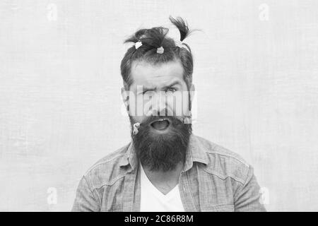 Homme positif et étonné. Portrait drôle de l'homme avec coiffure drôle. Barbershop et coiffeur. Bonne fête des pères. Hipster charismatique. Bonne fête. Fait pour le plaisir. Visages comiques et émotions. Banque D'Images