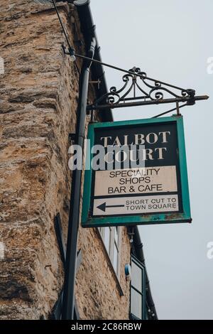 Stow-on-the-Wold, Royaume-Uni - 6 juillet 2020 : panneau de direction pour Talbot court, et zone avec des boutiques et des cafés à Stow-on-the-Wold, une ville marchande de Cotswolds b Banque D'Images