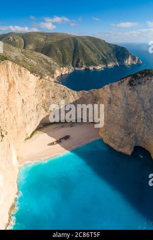 Vue imprenable sur la plage de Navagio (plage de Shipwreck) à Zakynthos, Grèce Banque D'Images