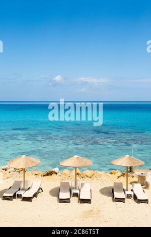 Chaises de plage et parasols à la plage de Bouka, Zakynthos, Grèce Banque D'Images