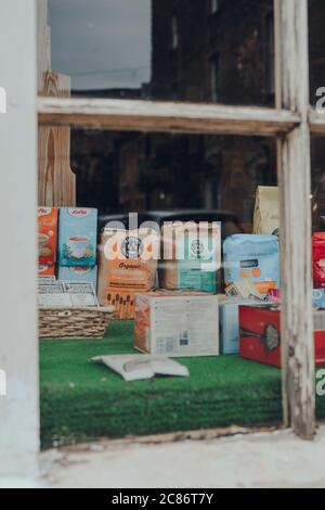 Stow-on-the-Wold, Royaume-Uni - 6 juillet 2020 : vue par fenêtre des produits sur vitrine de la boutique biologique de Stow-on-the-Wold, une ville marchande des Cotswolds Banque D'Images