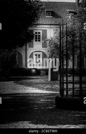 Coin pittoresque noir et blanc de la vieille Prague, République tchèque Banque D'Images