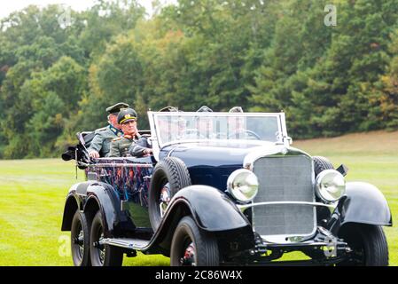 WW2 réacteurs nazis conduisant une reproduction Mercedes Benz W31 Type G4 lors d'un événement. Banque D'Images