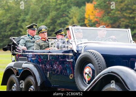 WW2 réacteurs nazis conduisant une reproduction Mercedes Benz W31 Type G4 lors d'un événement. Banque D'Images