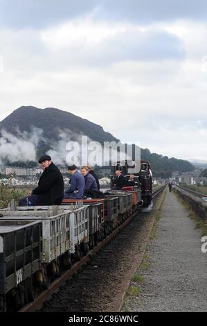 'Mersdin Emrys' amène un train d'ardoise de Boston Lodge Yard et sur la rafle. Banque D'Images