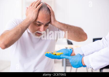 Patient souffrant du diabète médecin traitant Banque D'Images