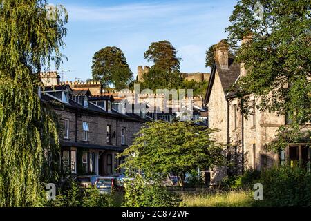 Kendal, Cumbria, Royaume-Uni. 21 juillet 2020. Le château de Kendal se trouve au-dessus de Kendal et regarde la rivière Kent en fin de soirée Sunshine Credit: PN News/Alay Live News Banque D'Images