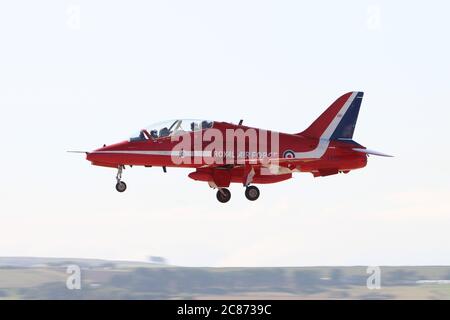 XX227, un BAe Hawk T1 de l'équipe d'exposition acrobatique de la Royal Air Force, The Red Arches, à la RAF Leuchars en 2013. Banque D'Images