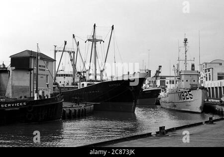 AJAXNETPHOTO. 1969. PORTSMOUTH, ANGLETERRE. - QUAIS DE CARROSSAGE - VIEUX PORTSMOUTH. LES BÂTIMENTS DU BUREAU DU PORT À DROITE DEPUIS LA DÉMOLITION; MAINTENANT (2020) PARC DE WAGONS DE TRAVERSIER. BRIDGE TAVERN (GAUCHE) STILL STANDS.PHOTO:JONATHAN EASTLAND/AJAX REF:202206 11 Banque D'Images