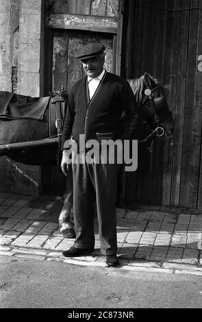 AJAXNETPHOTO. 30 SEPTEMBRE 1969. PORTSMOUTH, ANGLETERRE. - FORCÉ À L'EXTÉRIEUR - DANS LA RUE SUSSEX; DERNIÈRES PHOTOS DES TOTTERS ET DE LEURS ÉCURIES DANS LA RUE SUSSEX AVANT LA DÉMOLITION DES BÂTIMENTS. PHOTO:JONATHAN EASTLAND/AJAX REF:356950 51 202206 48 Banque D'Images