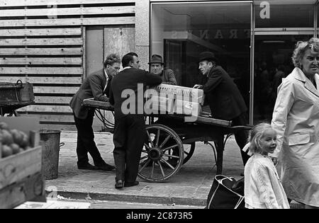 AJAXNETPHOTO. 5 OCTOBRE 1967. PORTSMOUTH, ANGLETERRE. - BARROW BOYS - LES COMMERÇANTS FONT UNE PAUSE SUR UN BARROW PENDANT LE JOUR DE MARCHÉ À CHARLOTTE STREET.PHOTO:JONATHAN EASTLAND/AJAX REF:3567119 202206 67 Banque D'Images