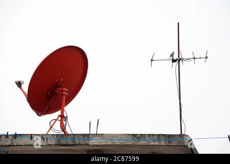 Antenne sur le toit de la maison au Guatemala, en Amérique latine, technologie obsolète, télévision analogique, communication et divertissement Banque D'Images