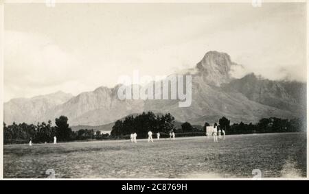 Vue précoce de Newlands Cricket Ground, Cape Town, Afrique du Sud avec Table Mountain dans le (enveloppé dans les nuages) en arrière-plan. Banque D'Images