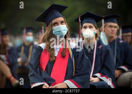 Marietta, GA, États-Unis. 21 juillet 2020. La première et vice-présidente de classe de l'école secondaire George Walton, Katie Giglio, 18 ans, regarde les conférenciers sur grand écran pendant que sa classe participe aux cérémonies de remise des diplômes quelques mois plus tard, en raison de la pandémie de Covid19. Crédit : Robin Rayne/ZUMA Wire/Alay Live News Banque D'Images