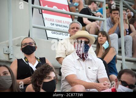 Marietta, GA, États-Unis. 21 juillet 2020. Les parents des aînés de l'école secondaire George Walton regardent avec des masques protecteurs des sièges de stade tandis que leurs adolescents participent finalement aux cérémonies de remise des diplômes après la fermeture des écoles liées à Covid-19. Crédit : Robin Rayne/ZUMA Wire/Alay Live News Banque D'Images