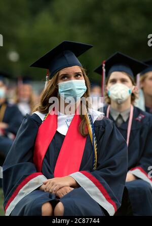 Marietta, GA, États-Unis. 21 juillet 2020. La première et vice-présidente de classe de l'école secondaire George Walton, Katie Giglio, 18 ans, regarde les conférenciers sur grand écran pendant que sa classe participe aux cérémonies de remise des diplômes quelques mois plus tard, en raison de la pandémie de Covid19. Crédit : Robin Rayne/ZUMA Wire/Alay Live News Banque D'Images