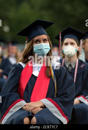 Marietta, GA, États-Unis. 20 juillet 2020. George Walton, Senior High School et Vice-président de classe Katie Giglio, 18 ans, regarde les conférenciers sur grand écran pendant que sa classe a participé aux cérémonies de remise des diplômes quelques mois plus tard, en raison de la pandémie de Covid19. Crédit : Robin Rayne/ZUMA Wire/Alay Live News Banque D'Images