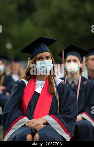 Marietta, GA, États-Unis. 21 juillet 2020. La première et vice-présidente de classe de l'école secondaire George Walton, Katie Giglio, 18 ans, regarde les conférenciers sur grand écran pendant que sa classe participe aux cérémonies de remise des diplômes quelques mois plus tard, en raison de la pandémie de Covid19. Crédit : Robin Rayne/ZUMA Wire/Alay Live News Banque D'Images