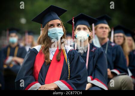 Marietta, GA, États-Unis. 21 juillet 2020. La première et vice-présidente de classe de l'école secondaire George Walton, Katie Giglio, 18 ans, regarde les conférenciers sur grand écran pendant que sa classe participe aux cérémonies de remise des diplômes quelques mois plus tard, en raison de la pandémie de Covid19. Crédit : Robin Rayne/ZUMA Wire/Alay Live News Banque D'Images