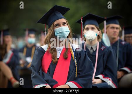 Marietta, GA, États-Unis. 20 juillet 2020. La première et vice-présidente de classe de l'école secondaire George Walton, Katie Giglio, 18 ans, regarde les conférenciers sur grand écran pendant que sa classe participe aux cérémonies de remise des diplômes quelques mois plus tard, en raison de la pandémie de Covid19. Crédit : Robin Rayne/ZUMA Wire/Alay Live News Banque D'Images