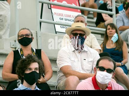 Marietta, GA, États-Unis. 20 juillet 2020. Les parents regardent des stands alors que les aînés de l'école secondaire George Walton ont finalement pu participer aux cérémonies de remise des diplômes. Crédit : Robin Rayne/ZUMA Wire/Alay Live News Banque D'Images