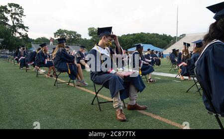 Marietta, GA, États-Unis. 20 juillet 2020. La personne âgée de l'école secondaire George Walton a finalement pu participer aux cérémonies de remise des diplômes quelques mois plus tard, en raison de la fermeture des écoles pandémiques de Covid19. Crédit : Robin Rayne/ZUMA Wire/Alay Live News Banque D'Images