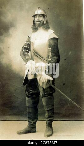Un homme vêtu d'un costume authentique de la guerre civile anglaise. Banque D'Images