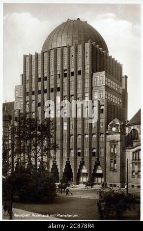 Anzeiger-Hochhaus à Hanovre, Allemagne avec planétarium sur le toit. Conçu par Fritz Hoeger, et construit de 1927 à 1928 près de la place de la porte de pierre. Un monument de la ville et a été l'un des premiers gratte-ciel en Allemagne - également l'un des rares immeubles de grande hauteur dans le centre de Hanovre à survivre aux bombardements pendant la Seconde Guerre mondiale. Banque D'Images