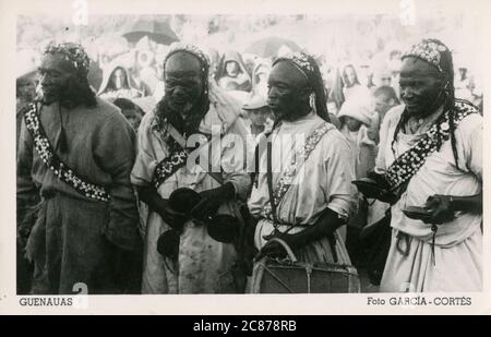 Musiciens Gnawa - groupe ethnique habitant le Maroc et l'Algérie au Maghreb. La musique Gnawa est caractérisée par l'instrumentation. Les grandes castagnettes de fer lourdes connues sous le nom de qraqab ou krakebs, comme le montre cette photo, sont fortement représentées. Les Gnawas exécutent une liturgie complexe, appelée lila ou derdeba. Banque D'Images