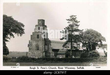 St Mary la Vierge - Burgh St. Peter, Norfolk, Angleterre. En 1793, le révérend Samuel boycott, qui était à la fois seigneur du manoir et vicaire de la paroisse, reçut une faculté du diocèse de Norwich pour reconstruire ou compléter le clocher de l'église comme mausolée. Le résultat est une tour géorgienne de briques Gothick inhabituelle, peut-être unique, dans laquelle chaque étage est plus petit que ceux ci-dessous. Banque D'Images