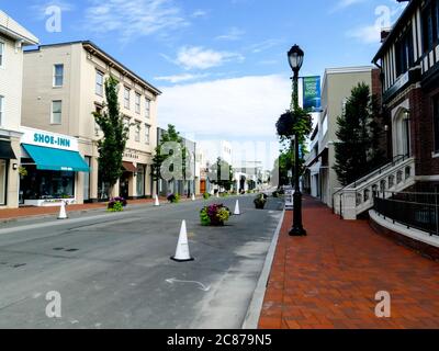 WESTPORT, CT, USA - 20 JUILLET, 2020: Main Street à Westport populaire pour les acheteurs en belle journée d'été avec ciel bleu. Banque D'Images