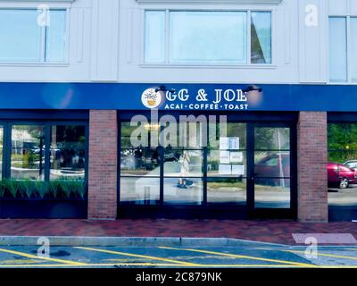 WESTPORT, Connecticut, États-Unis - 20 JUILLET 2020 : café GG & Joe à Westport, populaire auprès des clients qui ont une belle vue d'été depuis Parker Harding Plaza Banque D'Images