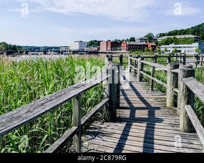 WESTPORT, CT, USA - 20 JUILLET 2020 : vue depuis la promenade en bois près de Parker Harding Plaza, à côté de la rue principale, zone de shoping à Westport Banque D'Images