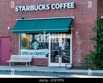 WESTPORT, CT, USA - 20 JUILLET 2020 : café Starbucks à Westport populaire pour les clients de main Street en été avec un ciel bleu près de Parker Hard Banque D'Images