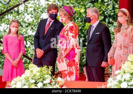 Bruxelles, Belgique. 21 juillet 2020. Le roi Philippe, la reine Mathilde, la princesse Elisabeth, le prince Gabriel, le prince Emmanuel et la princesse Eleonore assistent au défilé national devant le palais royal à Bruxelles, Belgique, le 21 juillet 2020. Credit: Patrick van Katwijk/ |/dpa/Alay Live News Banque D'Images