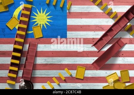 Drapeau de Malaisie avec fond national avec dominos sur table en bois. Vue de dessus. Concept de jeu. Banque D'Images