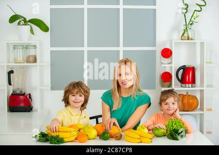 Smoothie sain. Manger et manger pour les enfants. Concept alimentaire cru, végétalien, végétarien, alcalin. Milkshake ou cocktail aux myrtilles. Banque D'Images