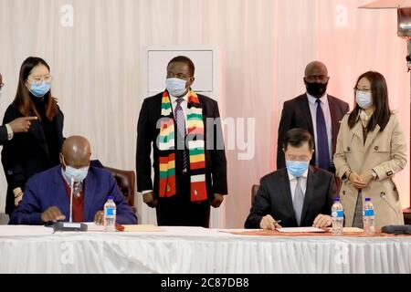 Harare, Zimbabwe. 21 juillet 2020. Le président zimbabwéen Emmerson Mnangagwa (C) assiste à une cérémonie de remise des fournitures médicales offertes par la Chine à la Maison d'État de Harare (Zimbabwe) le 21 juillet 2020. La Chine a fait don mardi d'un lot de fournitures médicales au Zimbabwe pour aider à lutter contre la pandémie COVID-19. Crédit: Wanda/Xinhua/Alay Live News Banque D'Images