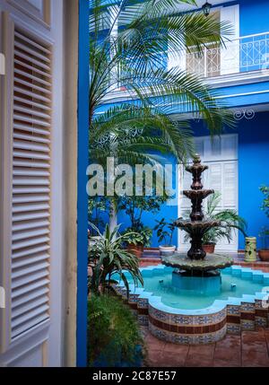 CIENFUEGOS, CUBA - VERS JANVIER 2020: Patio intérieur de l'Hôtel Boutique la Union à Cienfuegos Banque D'Images