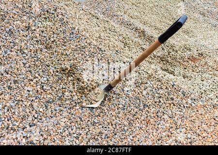 Petites pierres cassées utilisées pour la construction. Matériaux naturels pour colonnes et bases de bâtiments. Pelle pointue sur les rochers. Espace libre pour écrire. Banque D'Images