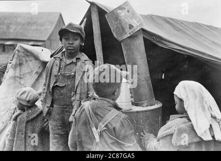 Des sharecroppers expulsés le long de l'autoroute 60, comté de New Madrid, Missouri, janvier 1939 Banque D'Images