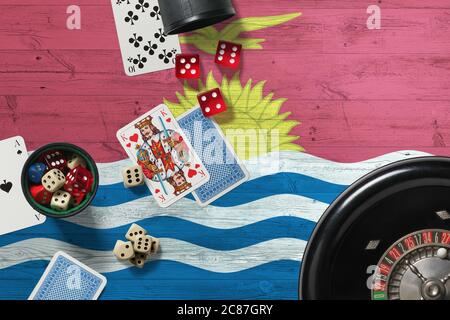 Le casino de Kiribati. Jeu de poker Aces, cartes et jetons sur table rouge avec drapeau national en bois. Jeux et Paris. Banque D'Images